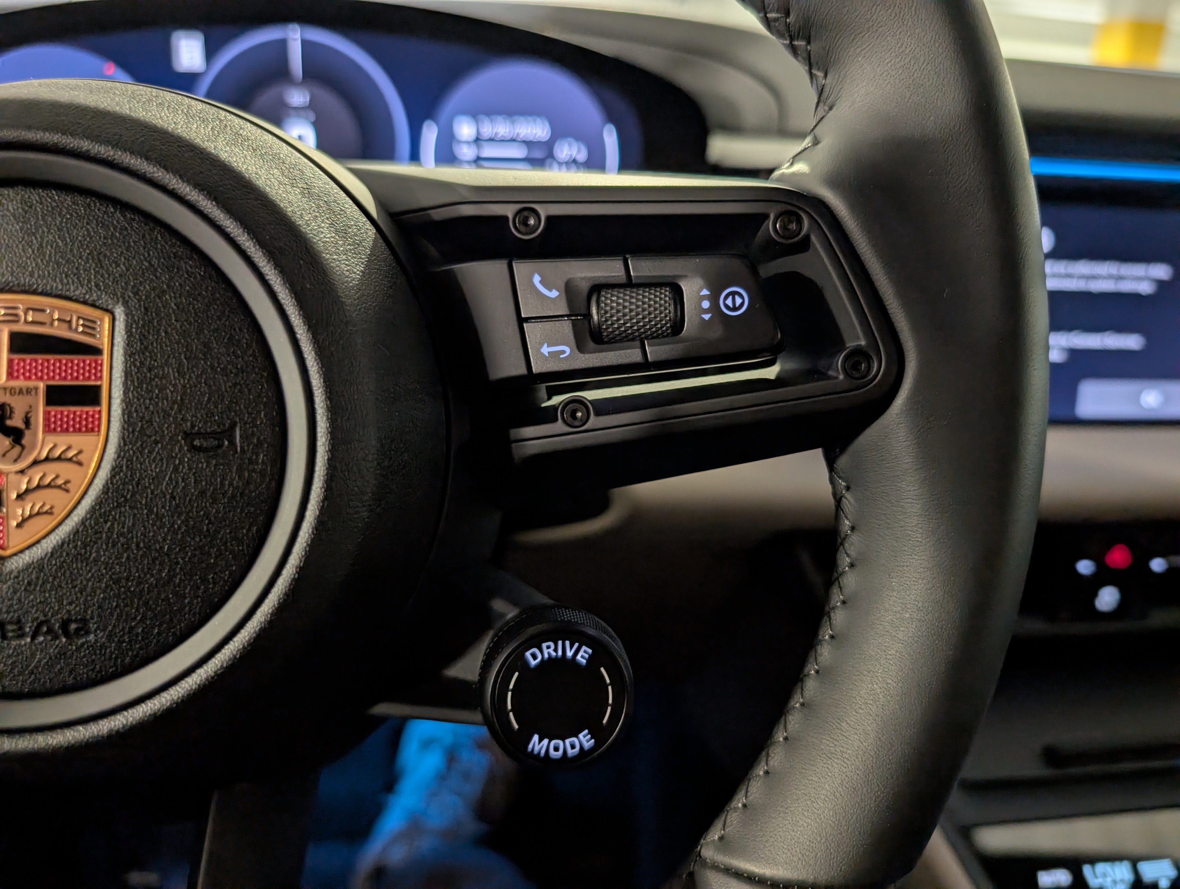 Certified 2025 Porsche Macan Electric image 27