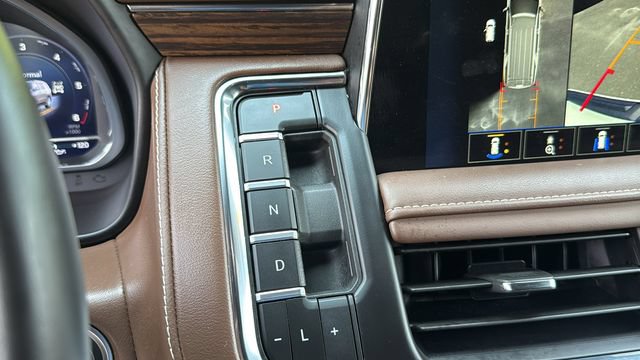 Used 2024 Chevrolet Tahoe High Country AWD/4WD image 17