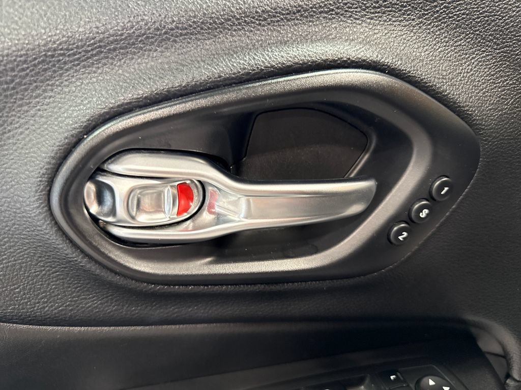 Used 2020 Jeep Cherokee Limited FWD image 28