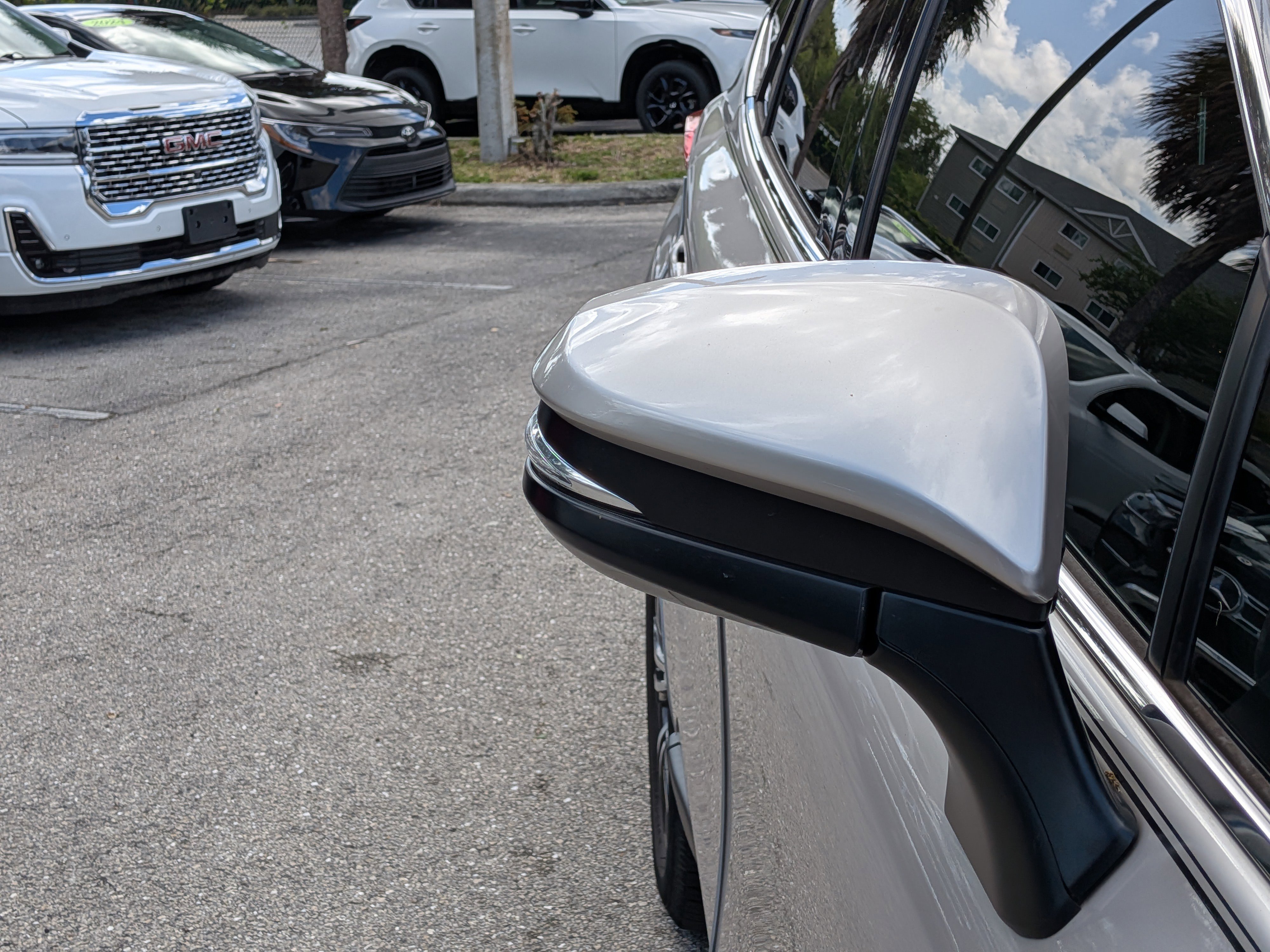 Used 2021 Toyota Venza LE image 12