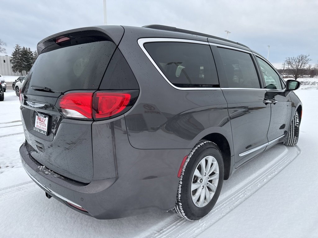 Used 2017 Chrysler Pacifica Touring-L image 3