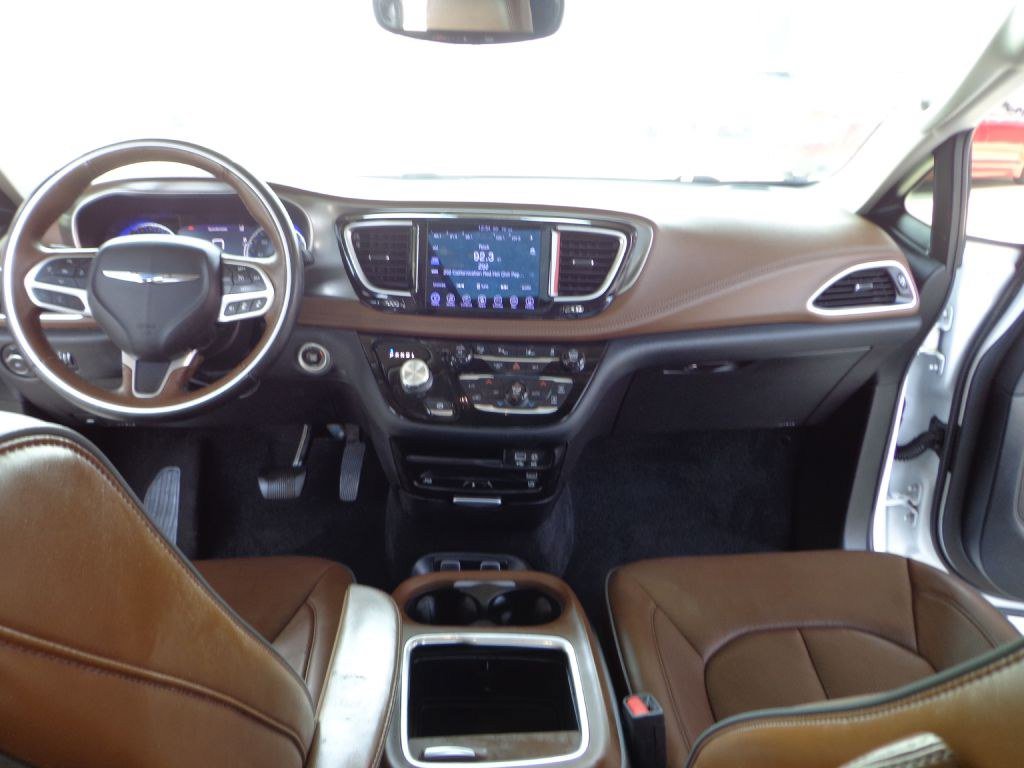 Used 2017 Chrysler Pacifica Limited w/ UConnect Theater Package FWD image 26