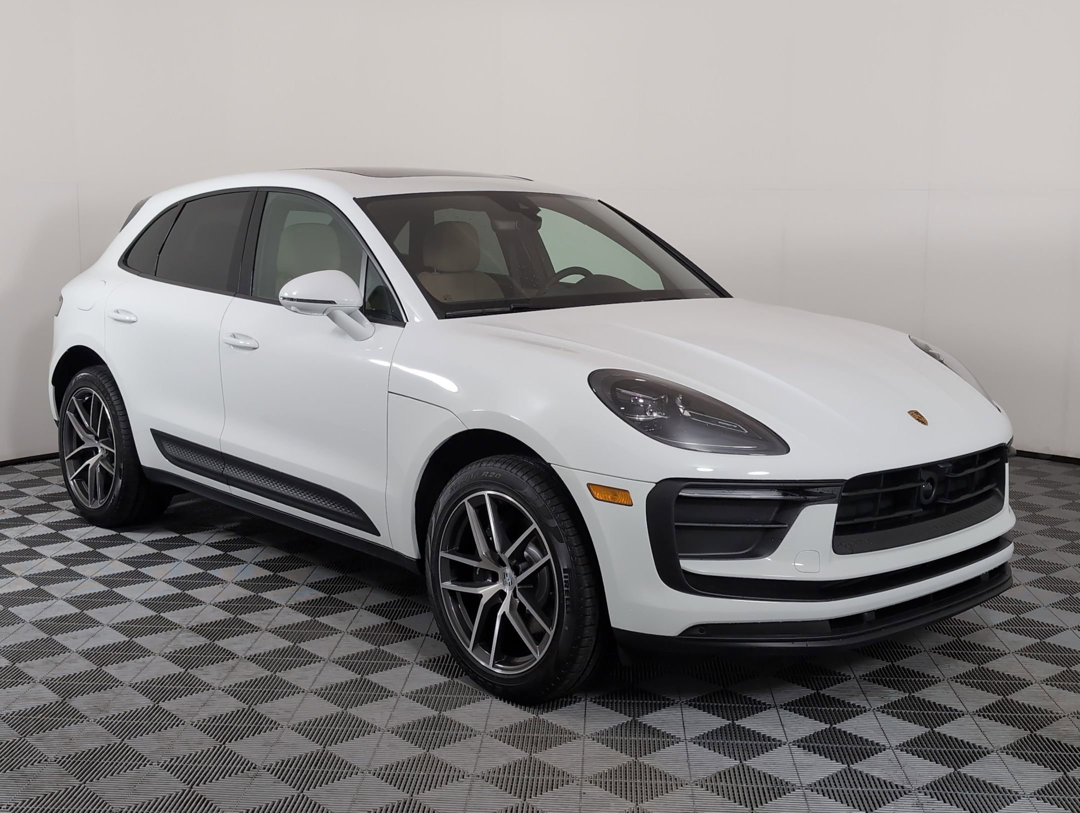 Used 2025 Porsche Macan AWD/4WD image 10