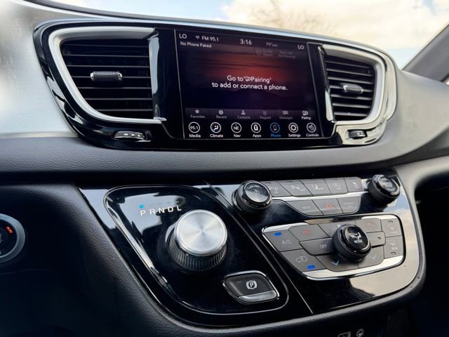 Used 2020 Chrysler Pacifica Touring-L w/ Advanced Safetytec Group image 25