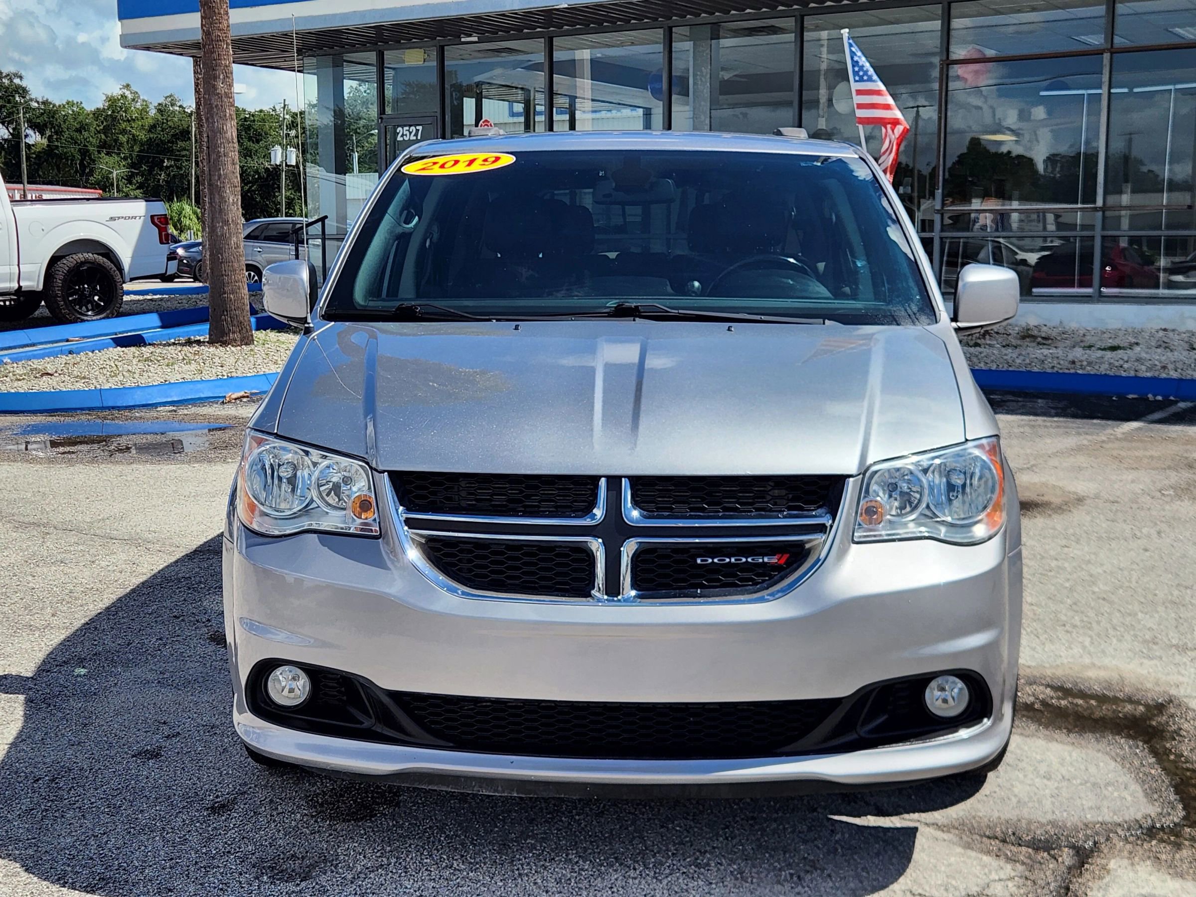 Used 2019 Dodge Grand Caravan SXT image 3