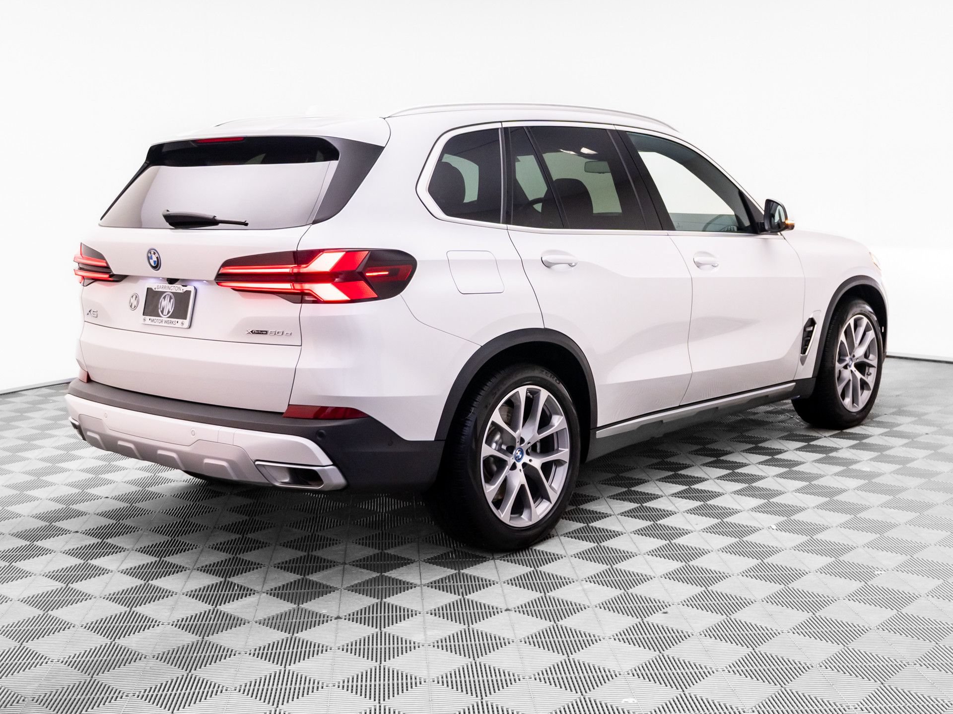 Used 2024 BMW X5 xDrive50e w/ Parking Assistance Package AWD/4WD image 6