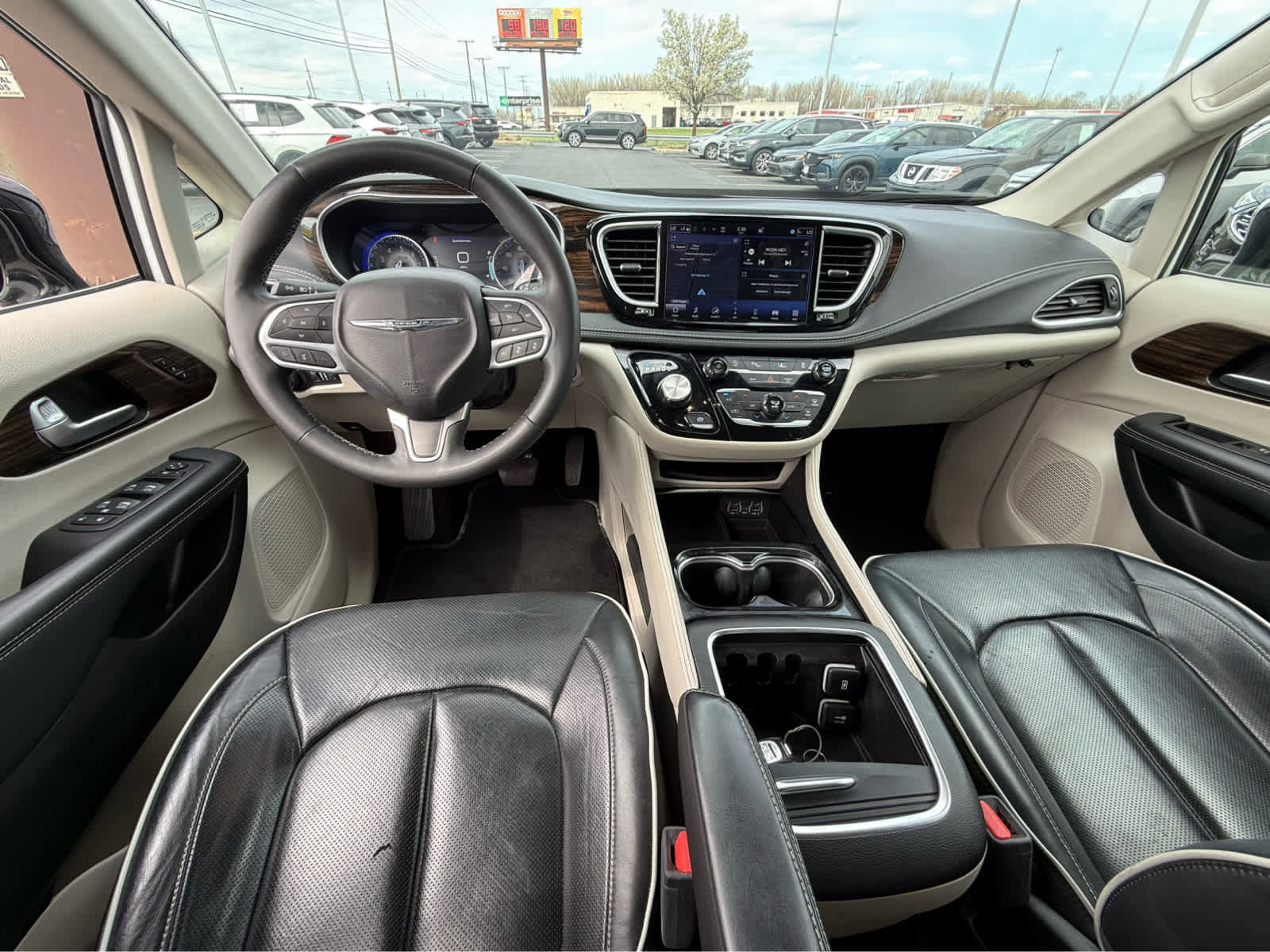 Used 2023 Chrysler Pacifica Limited FWD image 11