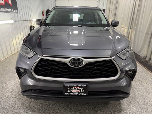 Used 2020 Toyota Highlander LE image 2
