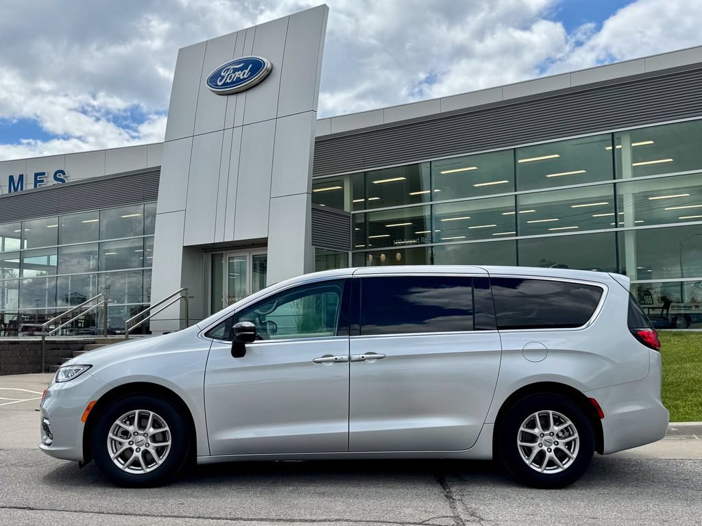 Used 2024 Chrysler Pacifica Touring-L FWD image 3