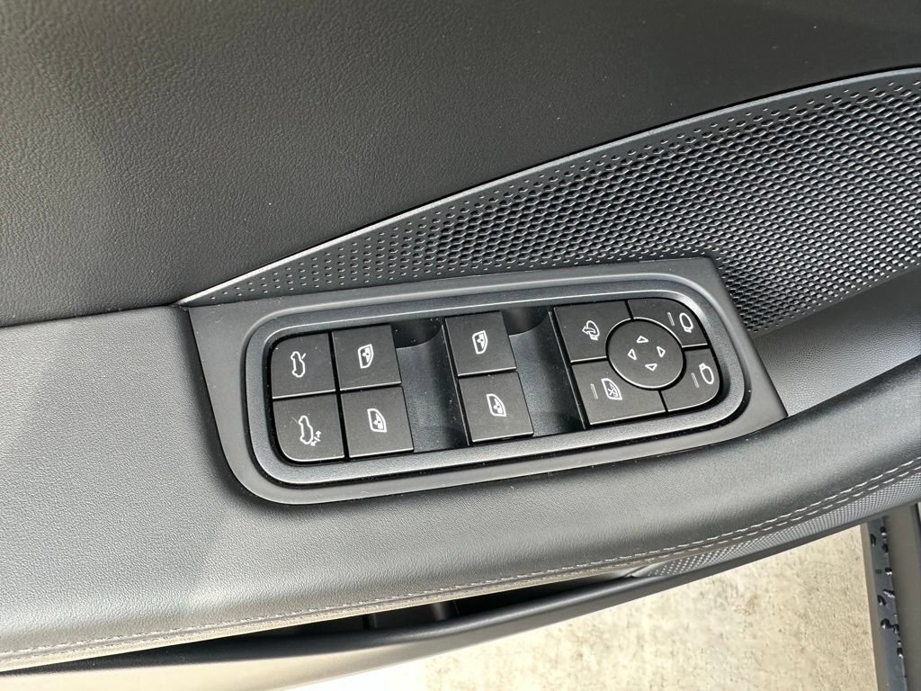 Used 2026 Porsche Macan Electric RWD image 21