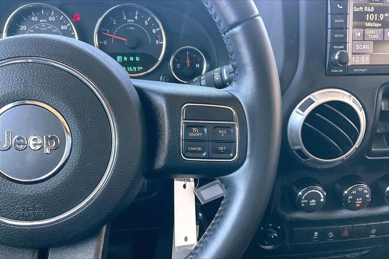 Used 2017 Jeep Wrangler Unlimited Sahara w/ Connectivity Group image 27