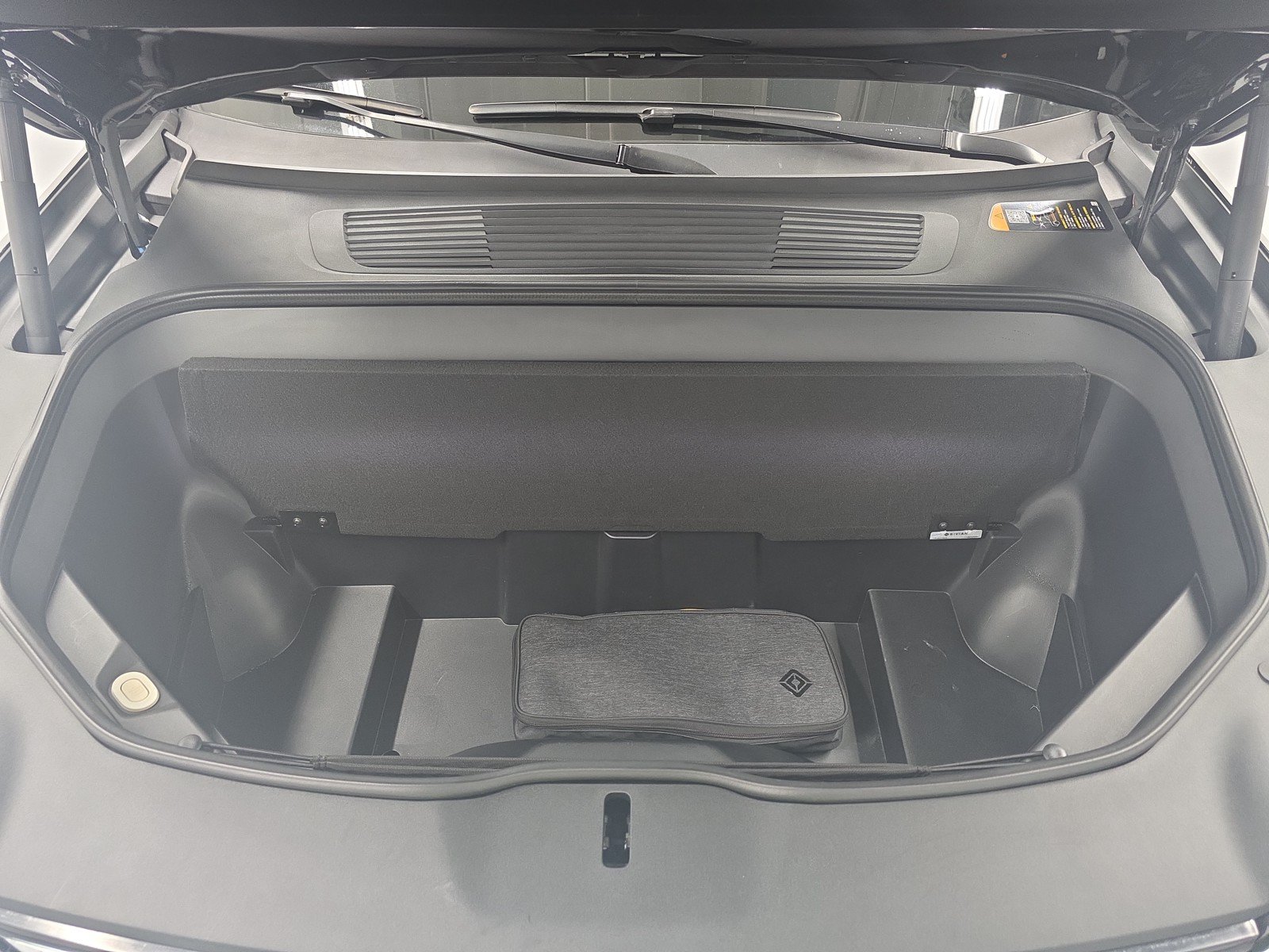 Used 2024 Rivian R1S Adventure AWD/4WD image 14