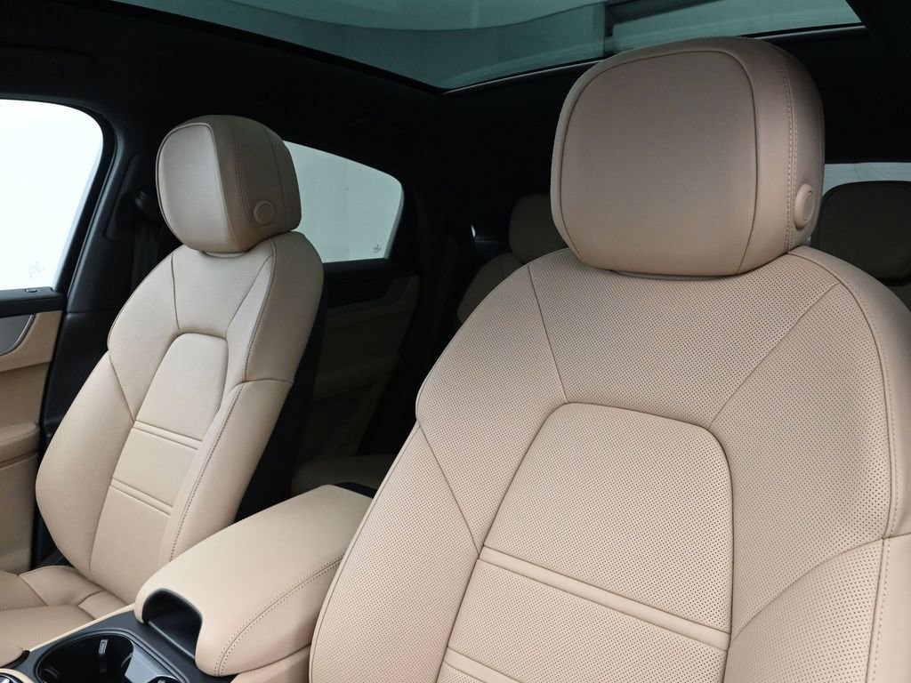 Certified 2026 Porsche Cayenne Coupe AWD/4WD image 5