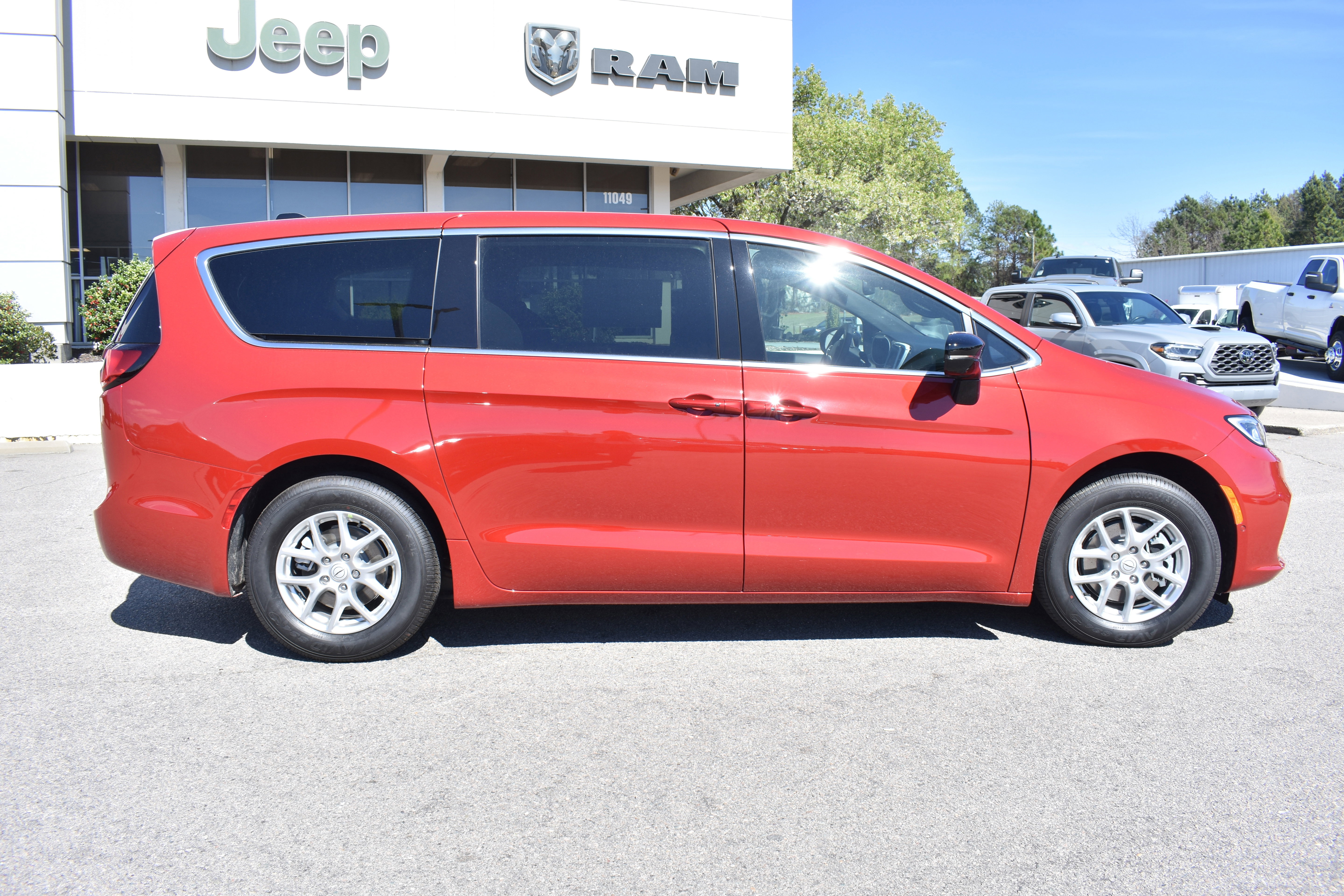 New 2026 Chrysler Pacifica Select FWD image 10