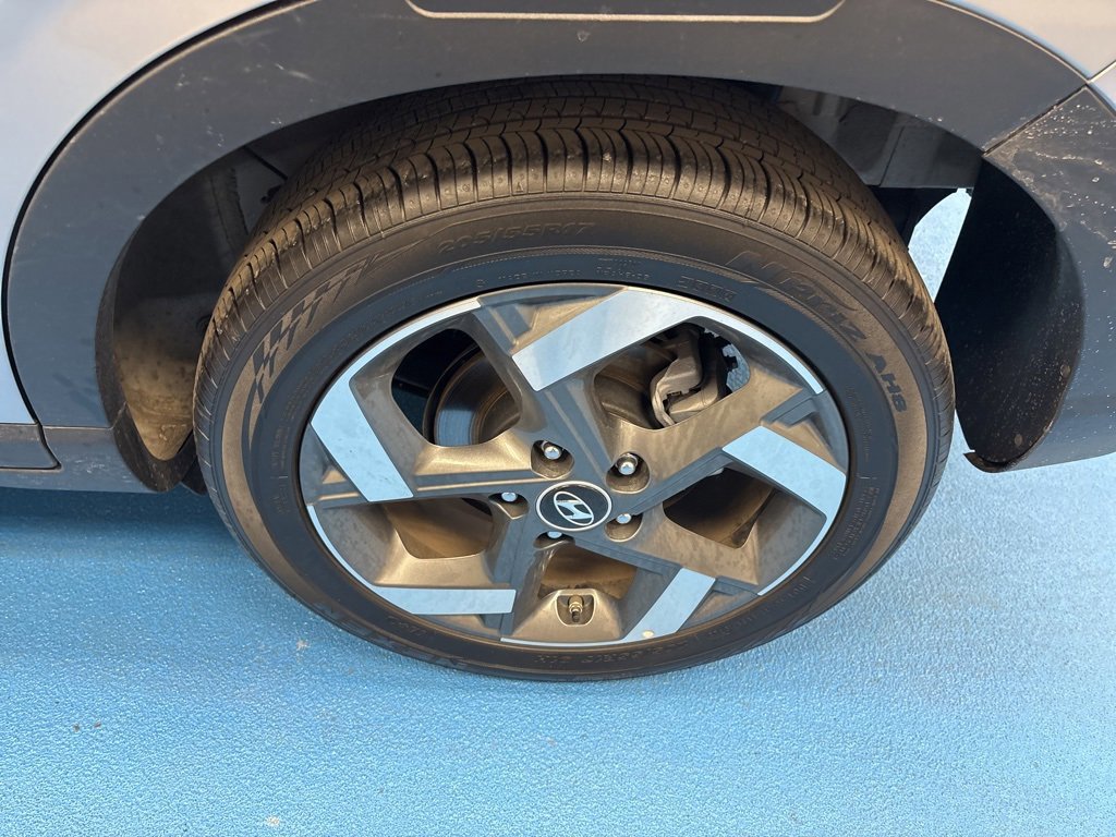 Used 2025 Hyundai Venue SEL image 18