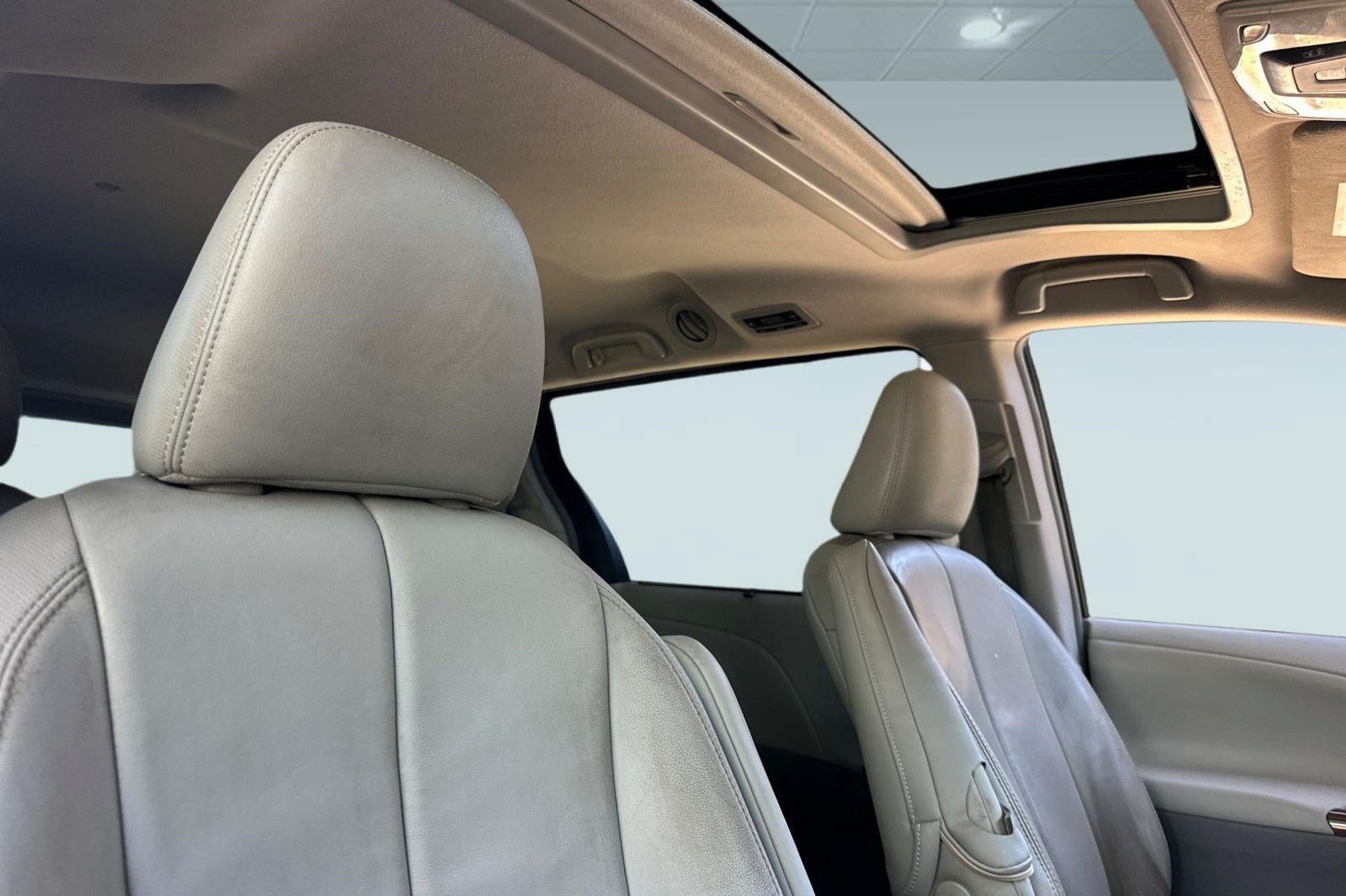 Used 2014 Toyota Sienna XLE FWD image 25