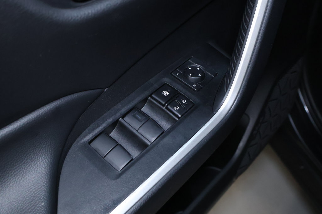 Used 2025 Toyota RAV4 LE AWD/4WD image 13