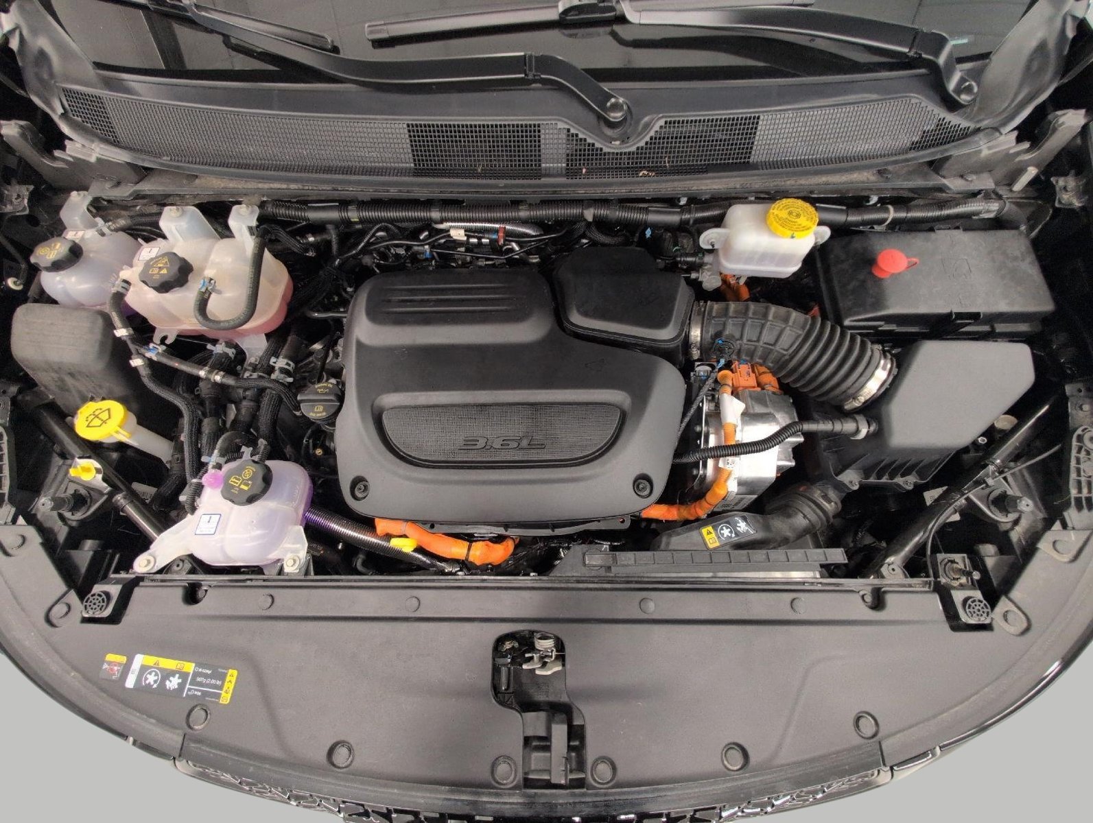 Used 2025 Chrysler Pacifica Premium FWD image 9