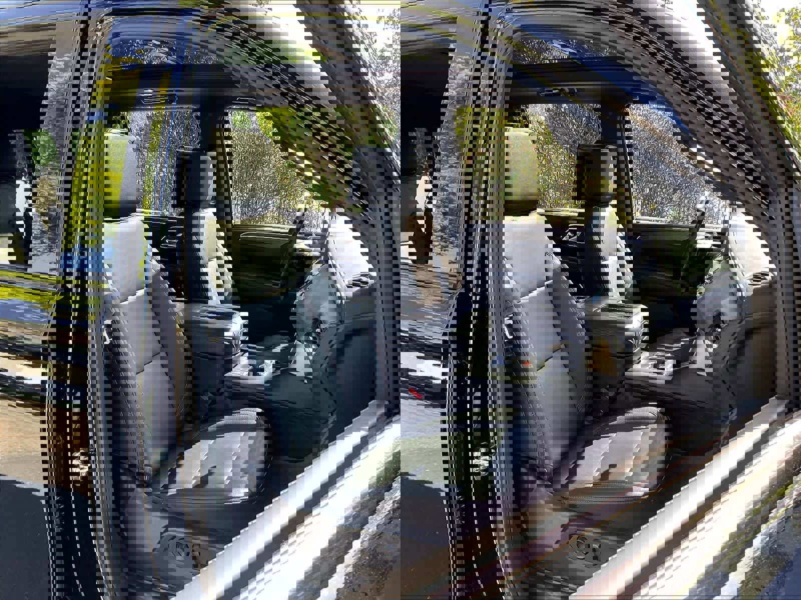 Used 2024 Chevrolet Suburban Z71 w/ Luxury Package image 9