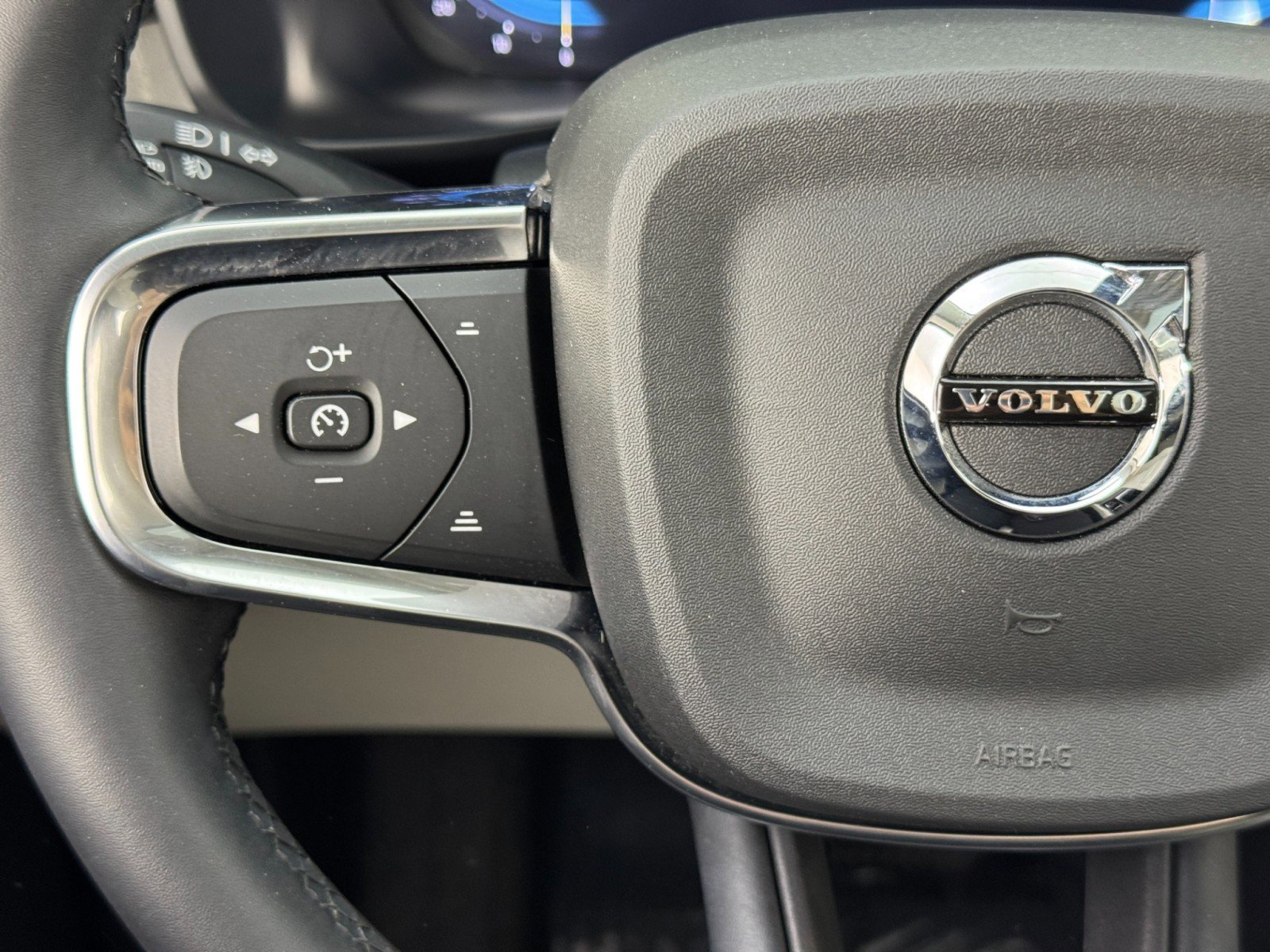 Used 2024 Volvo XC40 B5 Ultimate w/ Protection Package Premier image 22