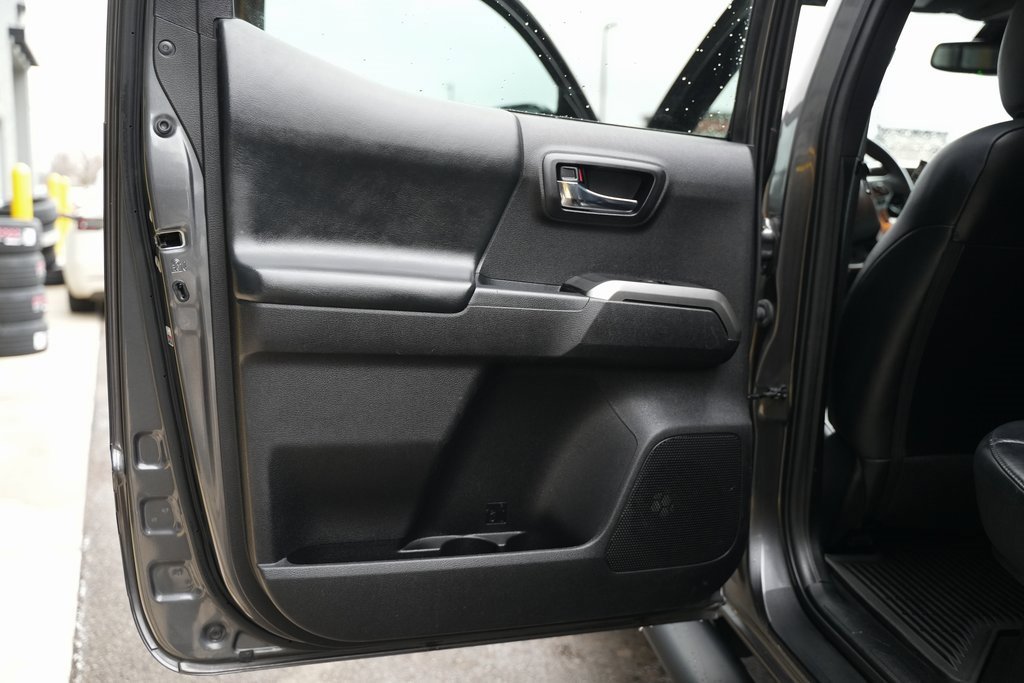 Used 2021 Toyota Tacoma Limited image 44
