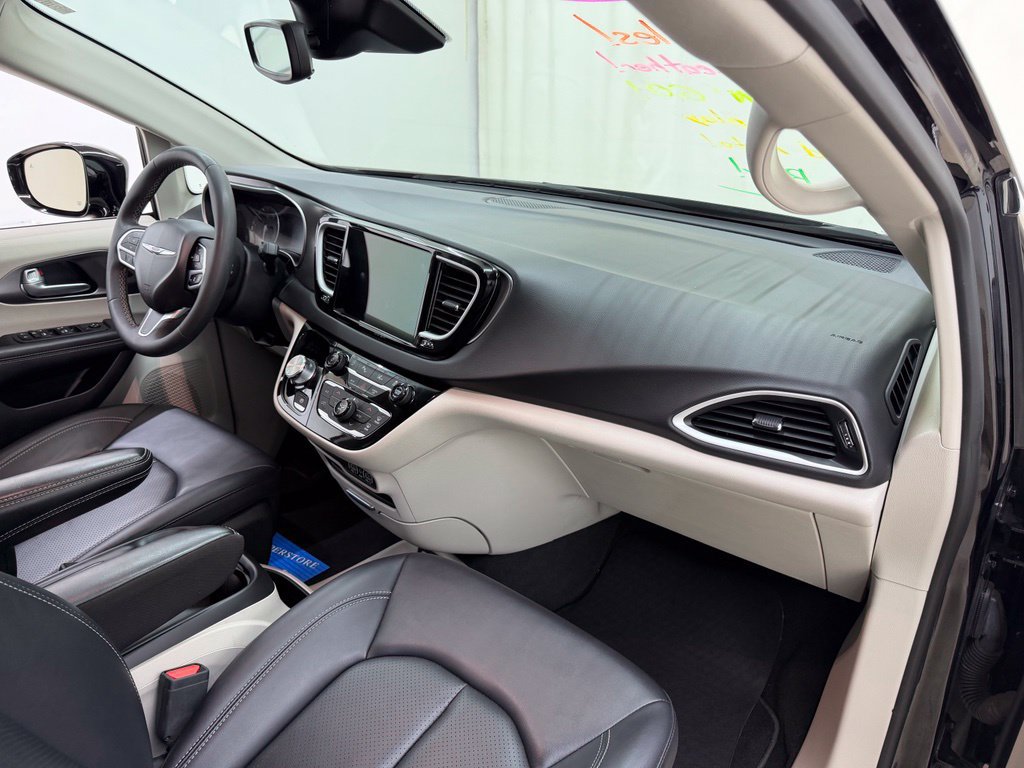 Used 2024 Chrysler Pacifica Touring-L FWD image 13