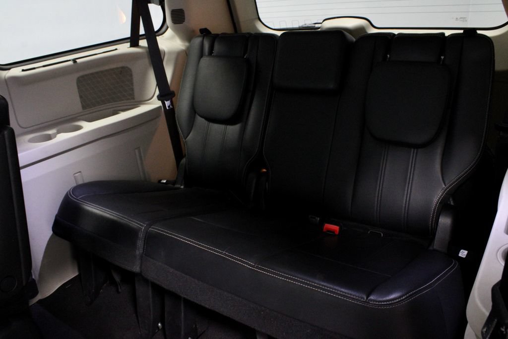Used 2016 Chrysler Town & Country Touring FWD image 22