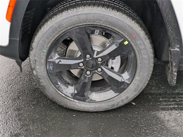 New 2025 Jeep Grand Cherokee Altitude image 32