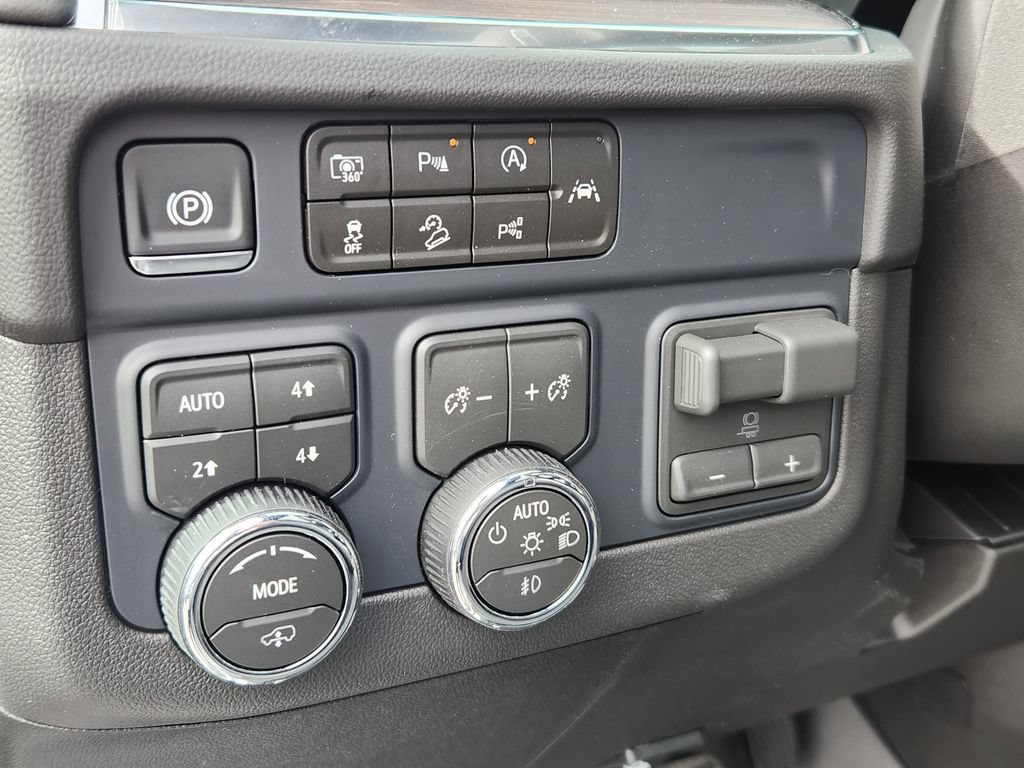 New 2026 Chevrolet Suburban Z71 w/ Z71 Off-Road Package AWD/4WD image 19