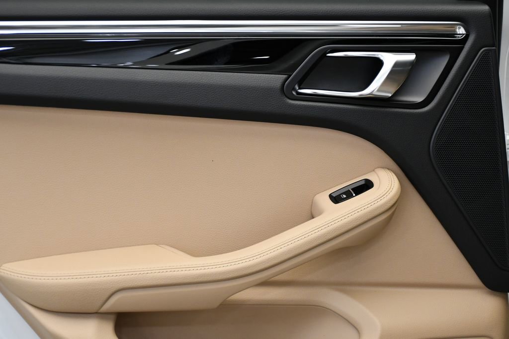 Certified 2025 Porsche Macan image 41