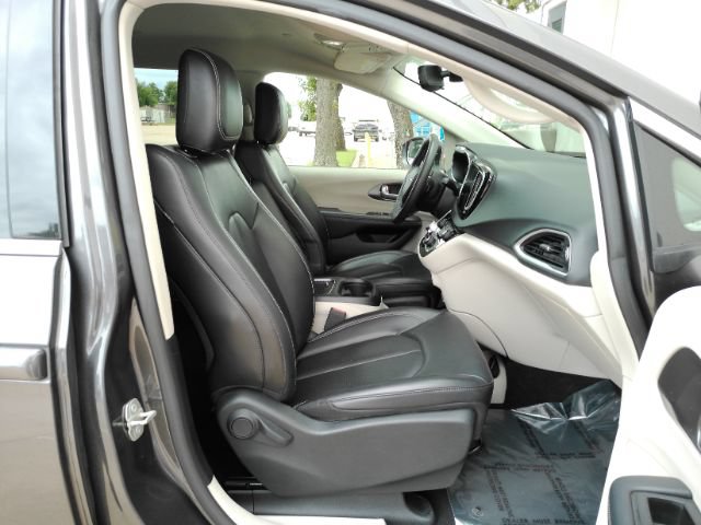 Used 2023 Chrysler Pacifica Touring-L FWD image 22
