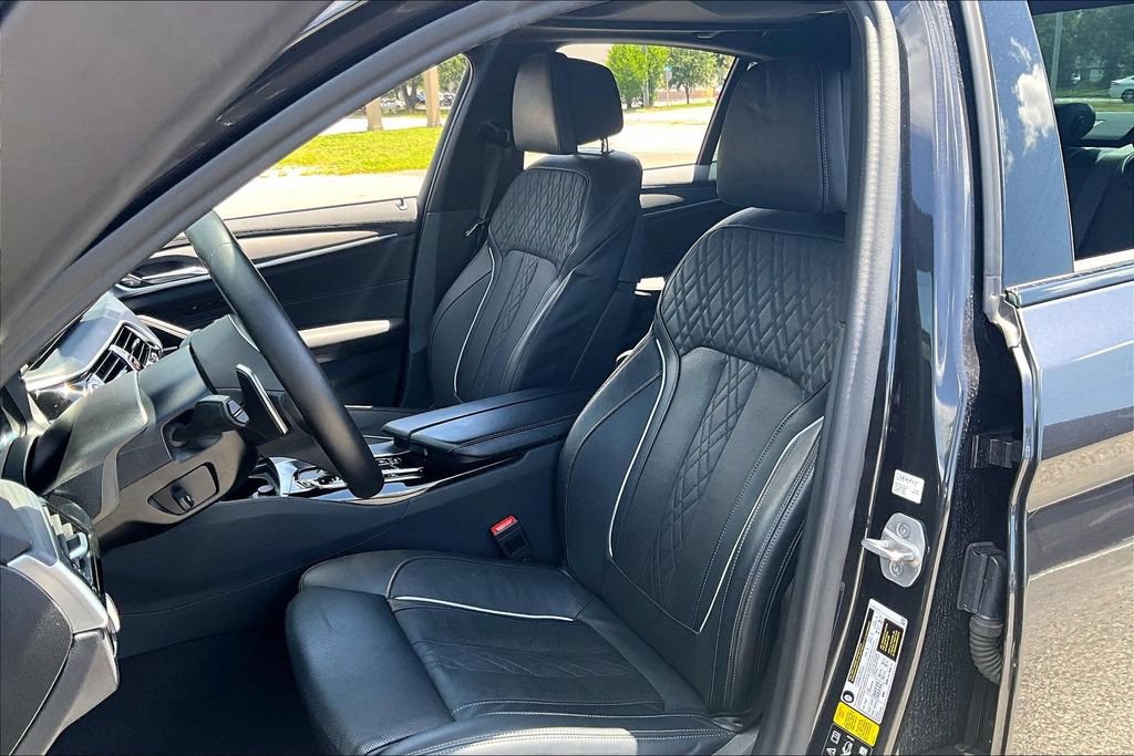 Used 2022 BMW M550i xDrive AWD/4WD image 17