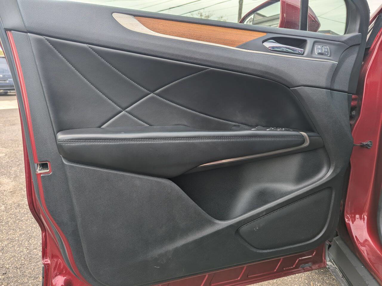 Used 2017 Lincoln MKC Select w/ Lincoln MKC Climate Package image 12