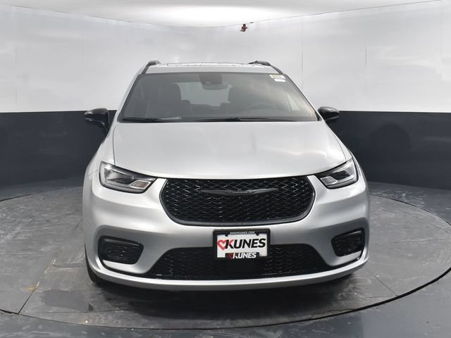 New 2026 Chrysler Pacifica Limited w/ S Appearance Package FWD image 2