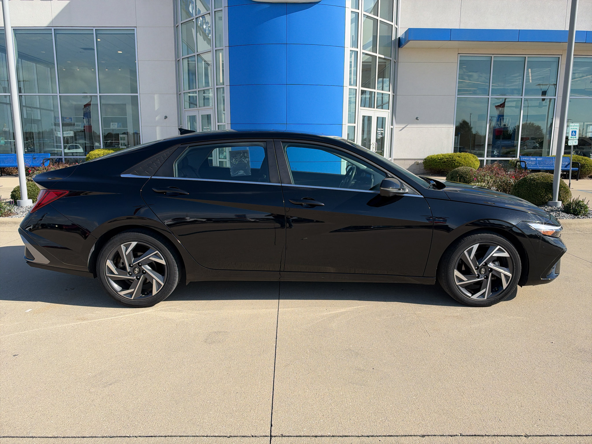 Used 2024 Hyundai Elantra Limited FWD image 4