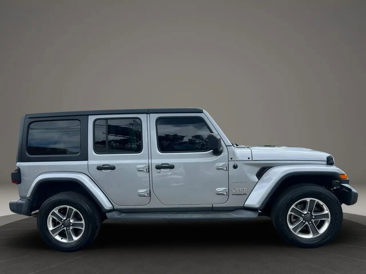 Used 2018 Jeep Wrangler Unlimited Sahara w/ Dual Top Group AWD/4WD image 4