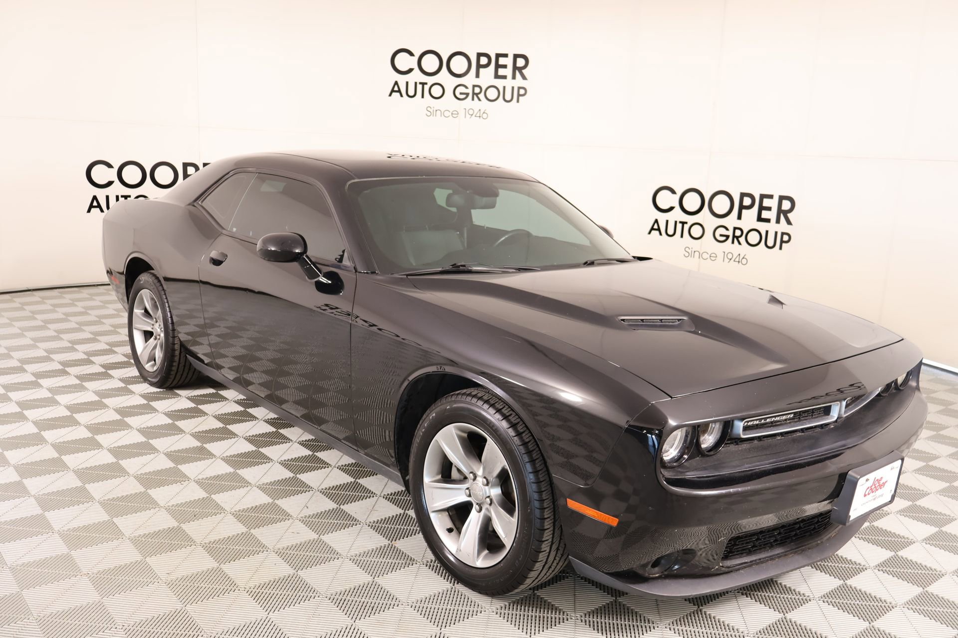 Used 2015 Dodge Challenger SXT RWD image 1