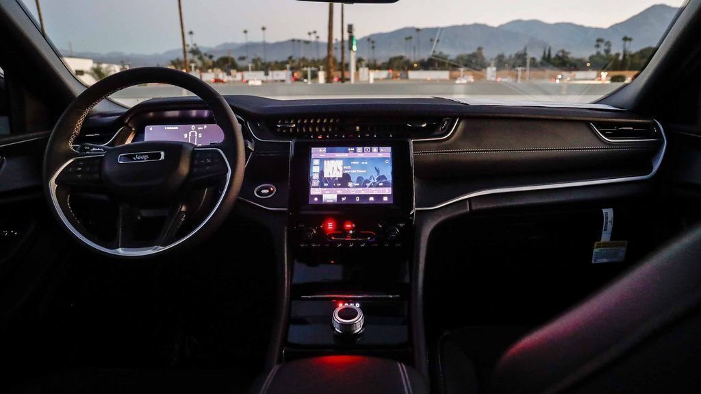 New 2025 Jeep Grand Cherokee L Altitude image 13