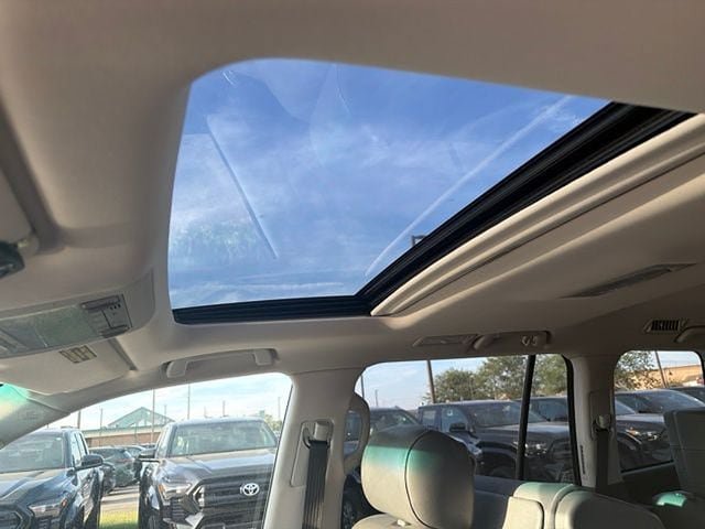 Used 2010 Lexus LX 570 4WD w/ Preferred Accessory Package image 5