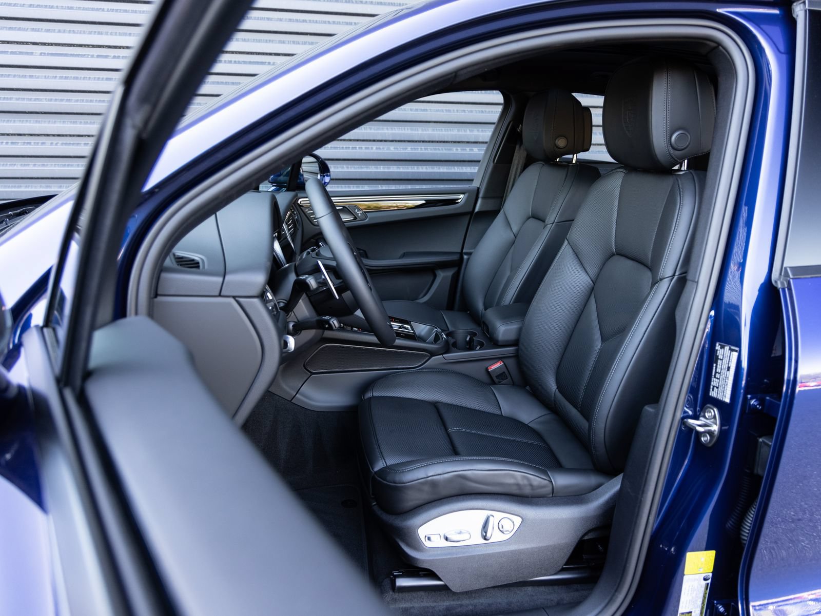 Certified 2026 Porsche Macan AWD/4WD image 5