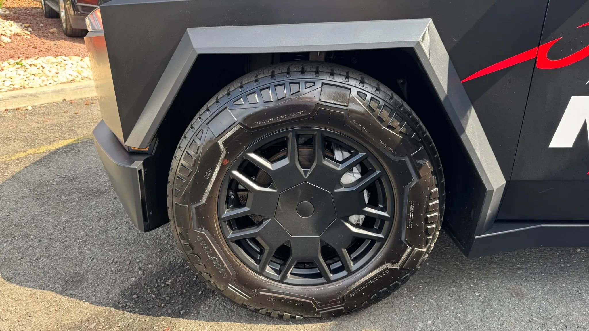 Used 2024 Tesla Cybertruck AWD Crew Cab image 34
