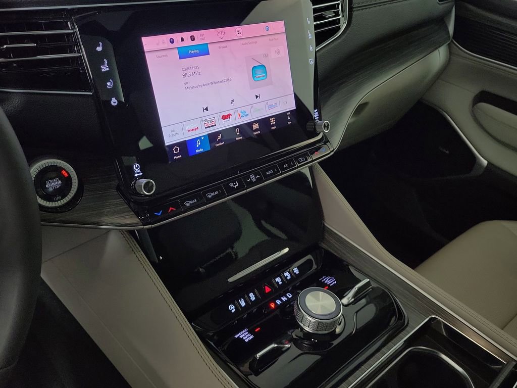 Used 2024 Jeep Wagoneer L Series III w/ Premium Group I image 18