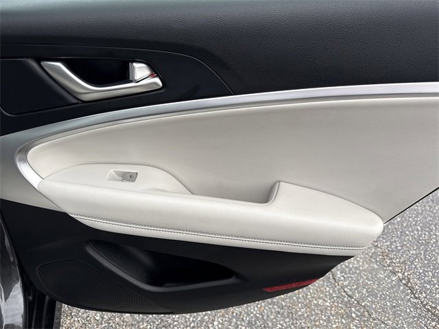 Used 2025 Genesis G70 2.5T image 32