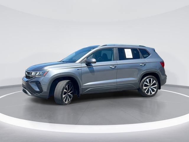 Used 2022 Volkswagen Taos SE FWD image 1