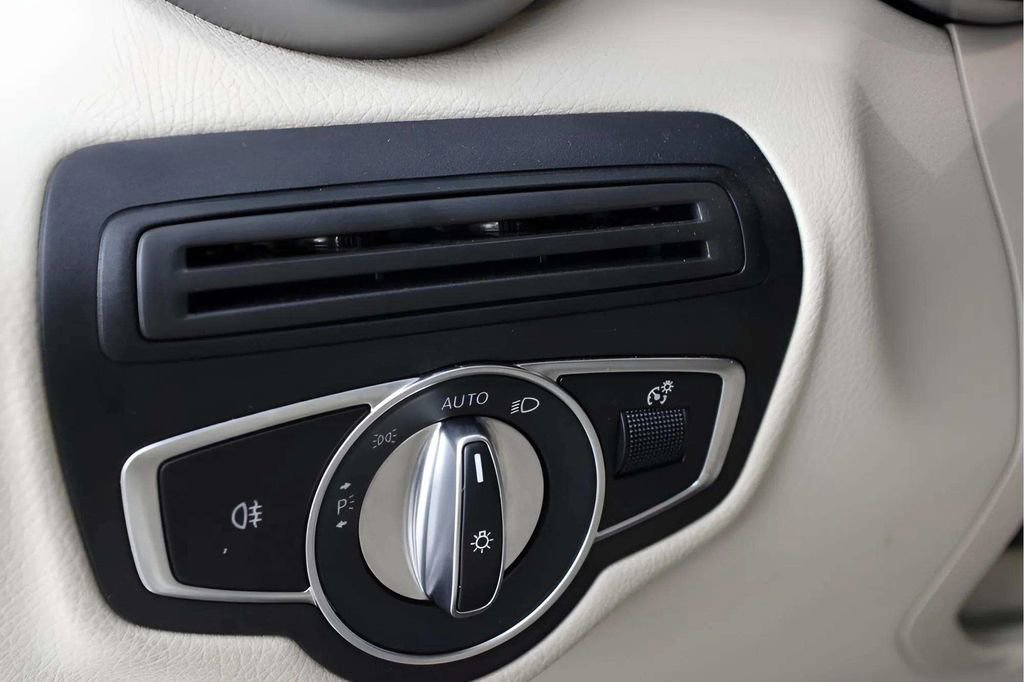 Used 2022 Mercedes-Benz GLC 300 w/ Premium Package Lite image 27