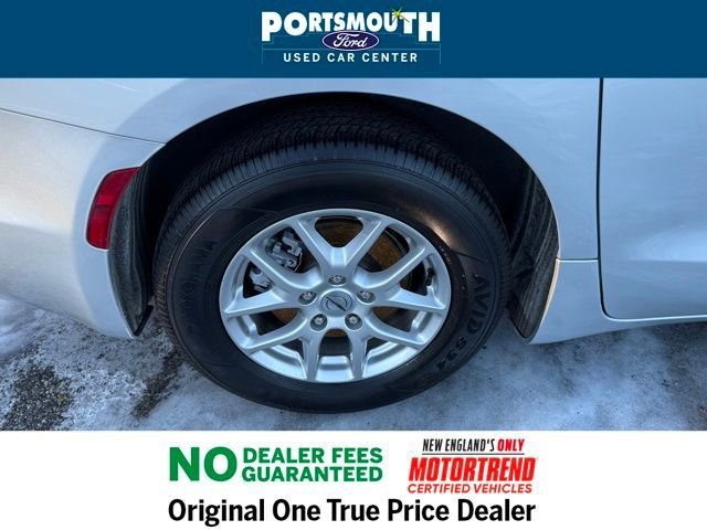 Used 2024 Chrysler Pacifica Touring-L image 32