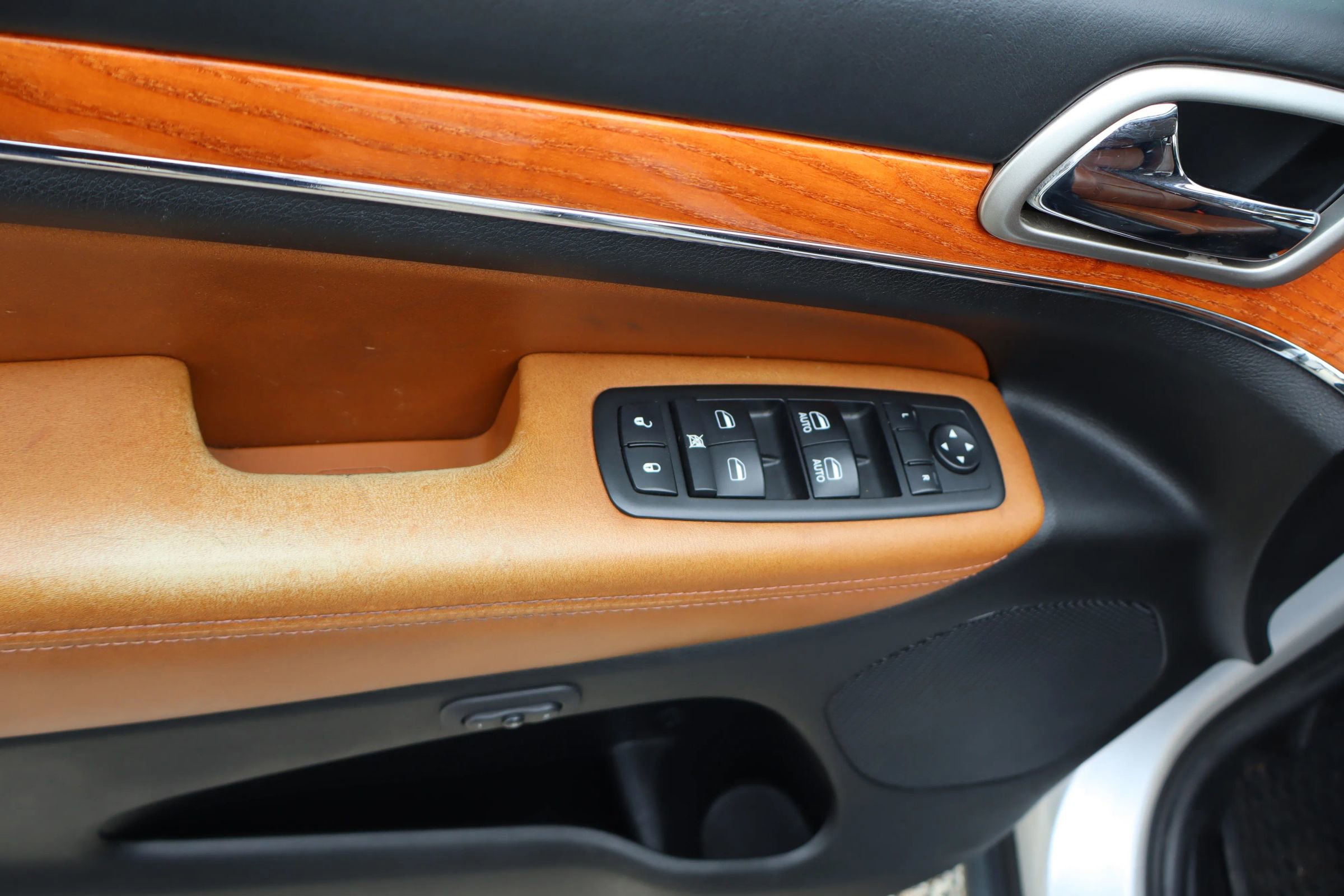 Used 2012 Jeep Grand Cherokee Overland image 14