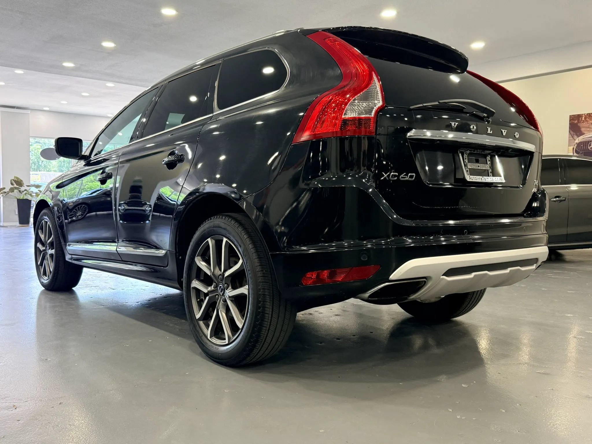 Used 2017 Volvo XC60 T6 Dynamic w/ Preferred Option Package AWD/4WD image 5