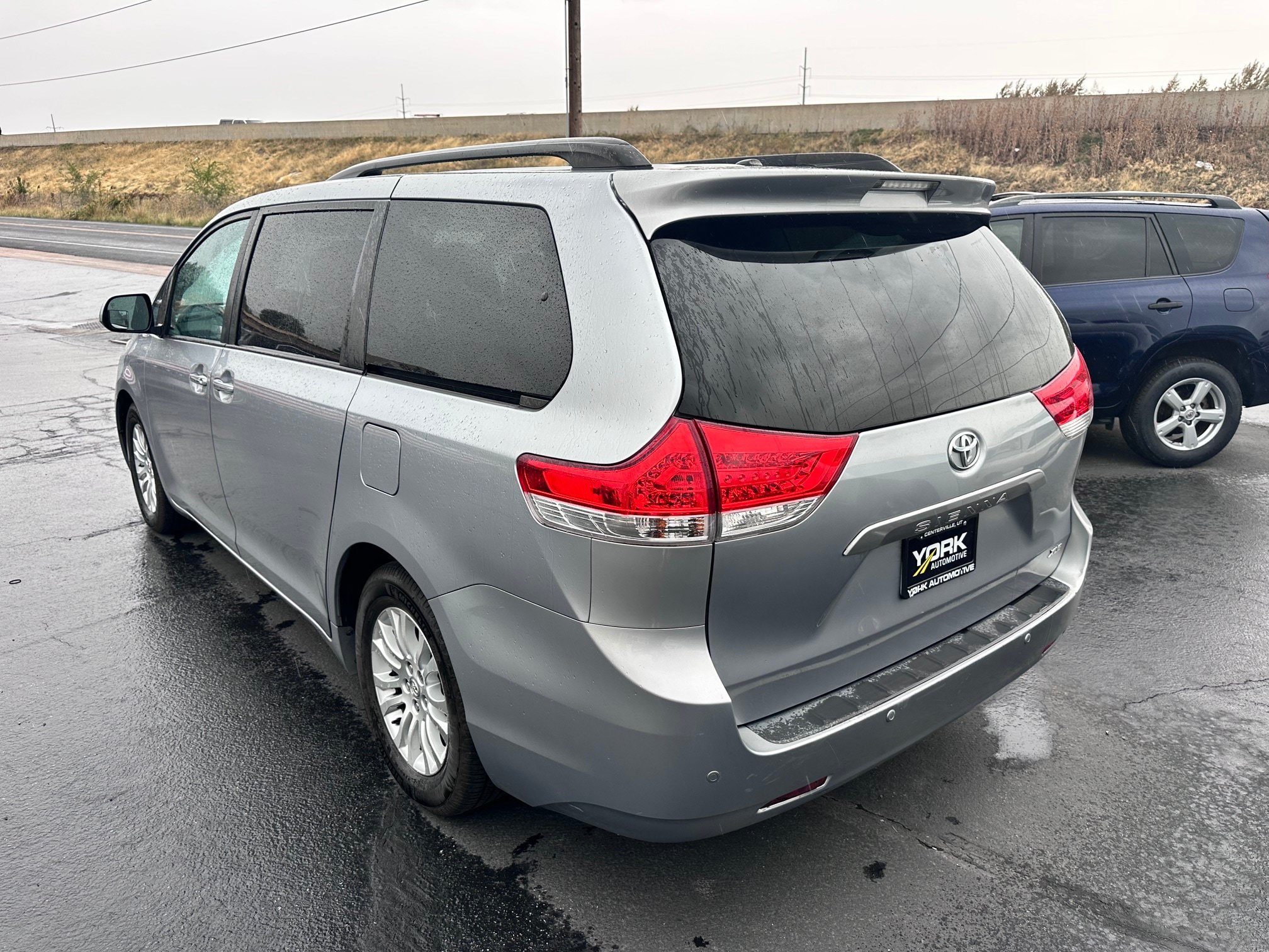 Used 2013 Toyota Sienna XLE w/ Entertainment Pkg FWD image 3