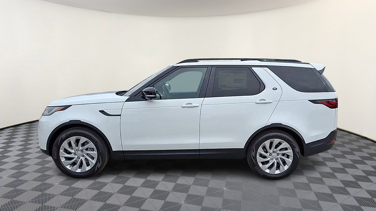 Certified 2025 Land Rover Discovery S image 5